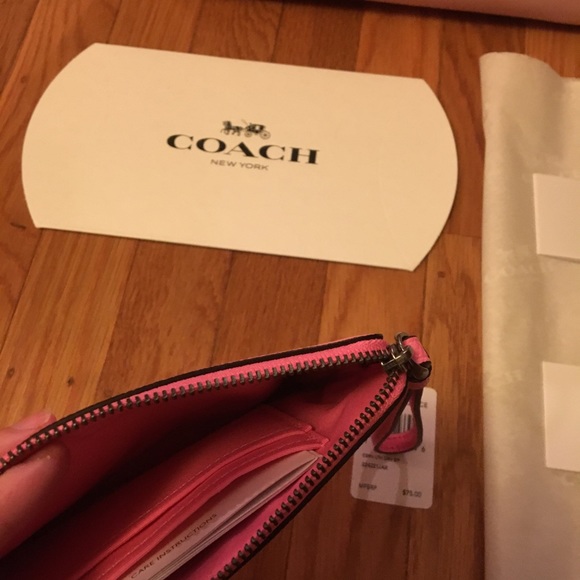 New with tag Coach Wristlet Wallet! Hot pink NWT - Picture 3 of 4